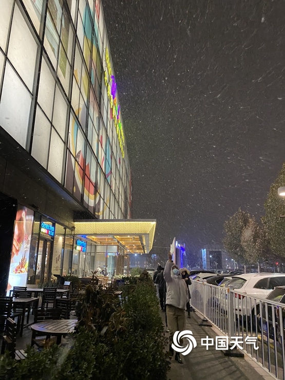 北京多地下雪地面都白了